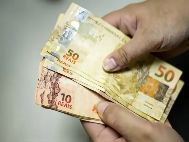 Salário mínimo sobe para R$ 1.621: quem recebe acréscimo e impactos na economia